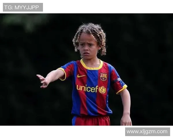 哈维西蒙斯：从青年才俊到足坛新星的成长之路与未来展望